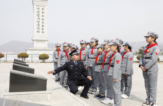 图为民警为学生讲述英烈事迹。张彪摄.jpg